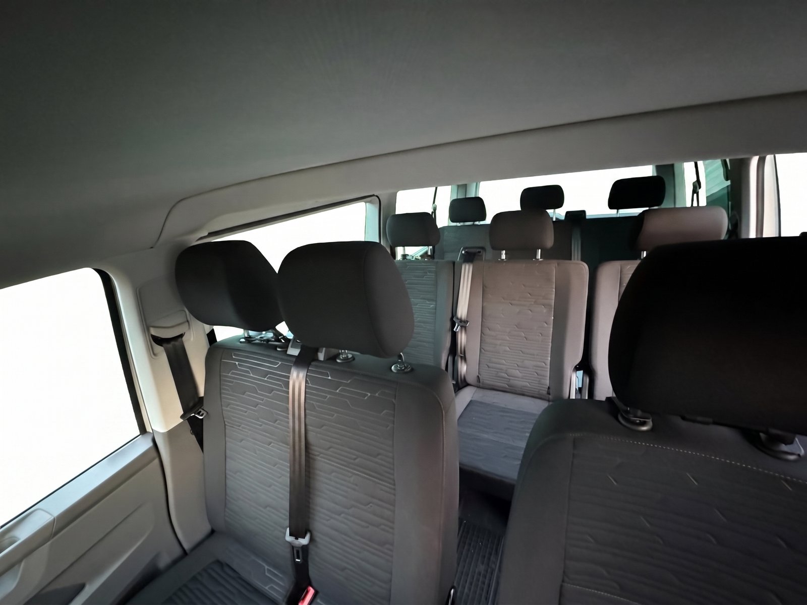 Wnętrze 9-osobowego busa VW Caravelle — trzy rzędy siedzeń